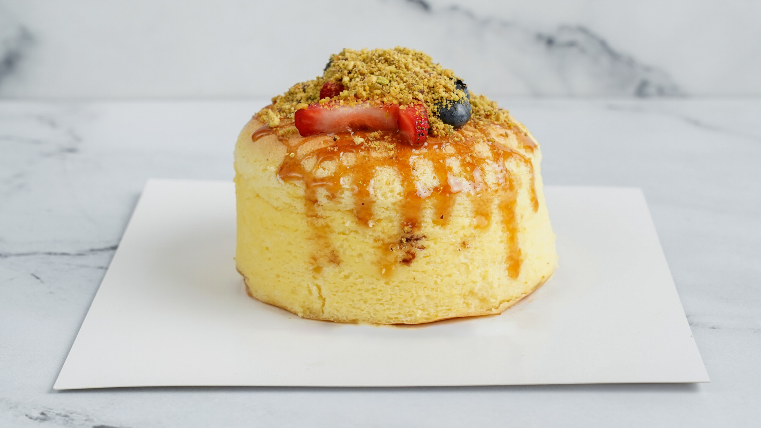 gâteau_japonais_soufflé_Caramel_pistachio_fruit